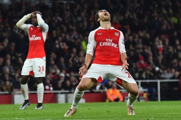 TOPSHOT - Arsenal's Costa Rican striker Joel Campbell (L) and Arsenal's French midfielder Mathieu Flamini react after a missed chance during the English Premier League football match between Arsenal and Chelsea at the Emirates Stadium in London on January 24, 2016. / AFP / BEN STANSALL