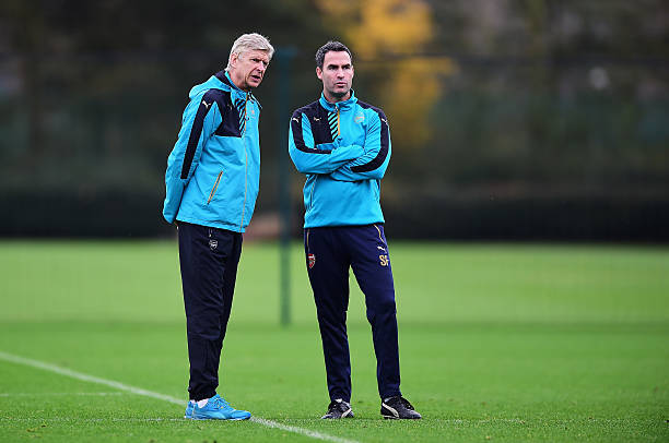 ST ALBANS, ENGLAND - DECEMBER 08: Arsene Wenger, manager of Arsenal talks to Shad Forsythe, Head of Performance during an Arsenal training session ahead of the UEFA Champions League match against Olympiacos at London Colney on December 8, 2015 in St Albans, England. (Photo by Dan Mullan/Getty Images)