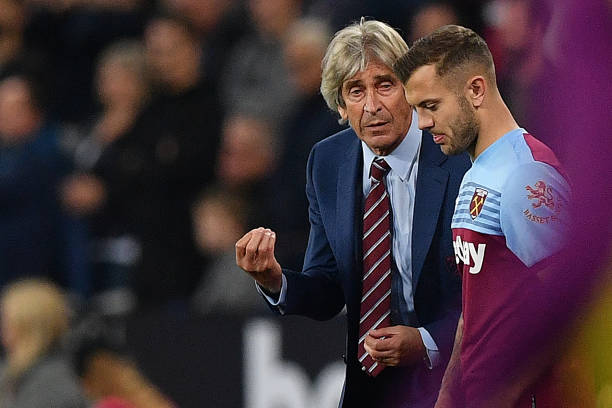 West Ham United's Chilean manager Manuel Pellegrini (L) talks with substitute West Ham United's English midfielder Jack Wilshere during the English Premier League football match between West Ham United and Crystal Palace at The London Stadium, in east London on October 5, 2019. (Photo by DANIEL LEAL-OLIVAS / AFP)