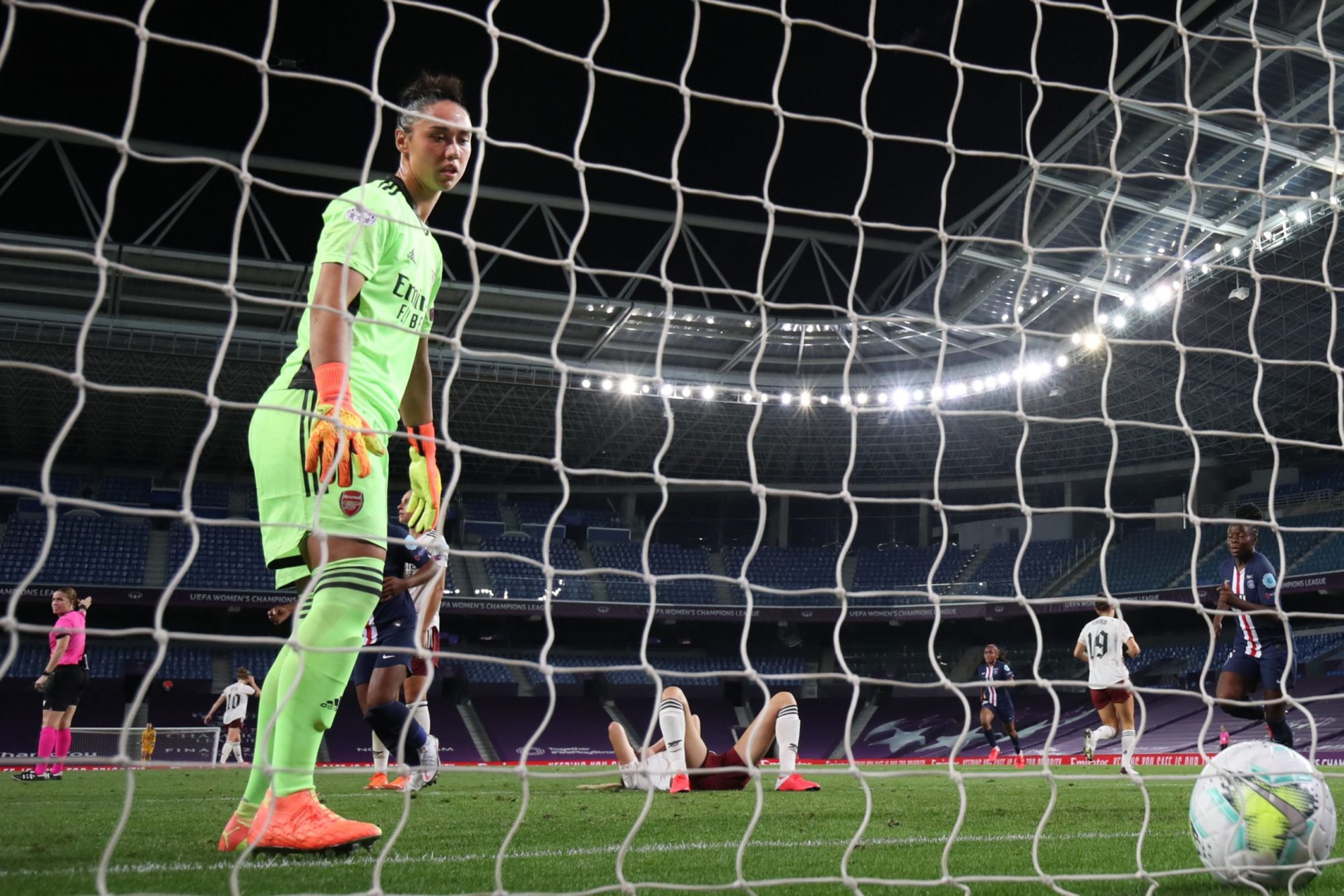 Arsenal's Austrian goalkeeper Manuela Zinsberger reacts after conceding the 2-1 goal during the UEFA Women's Champions League quarter-final football match between Arsenal and Paris SG at the Anoeta stadium in San Sebastian on August 22, 2020. (Photo by Clive Brunskill / POOL / AFP) 